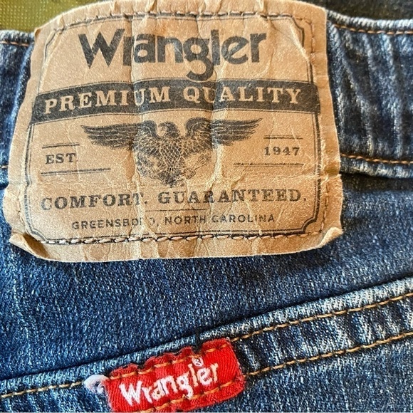 𝅺wrangler Elastic Waist Jeans for No-Nonsense Work by Hard Workers - Picture 4 of 6